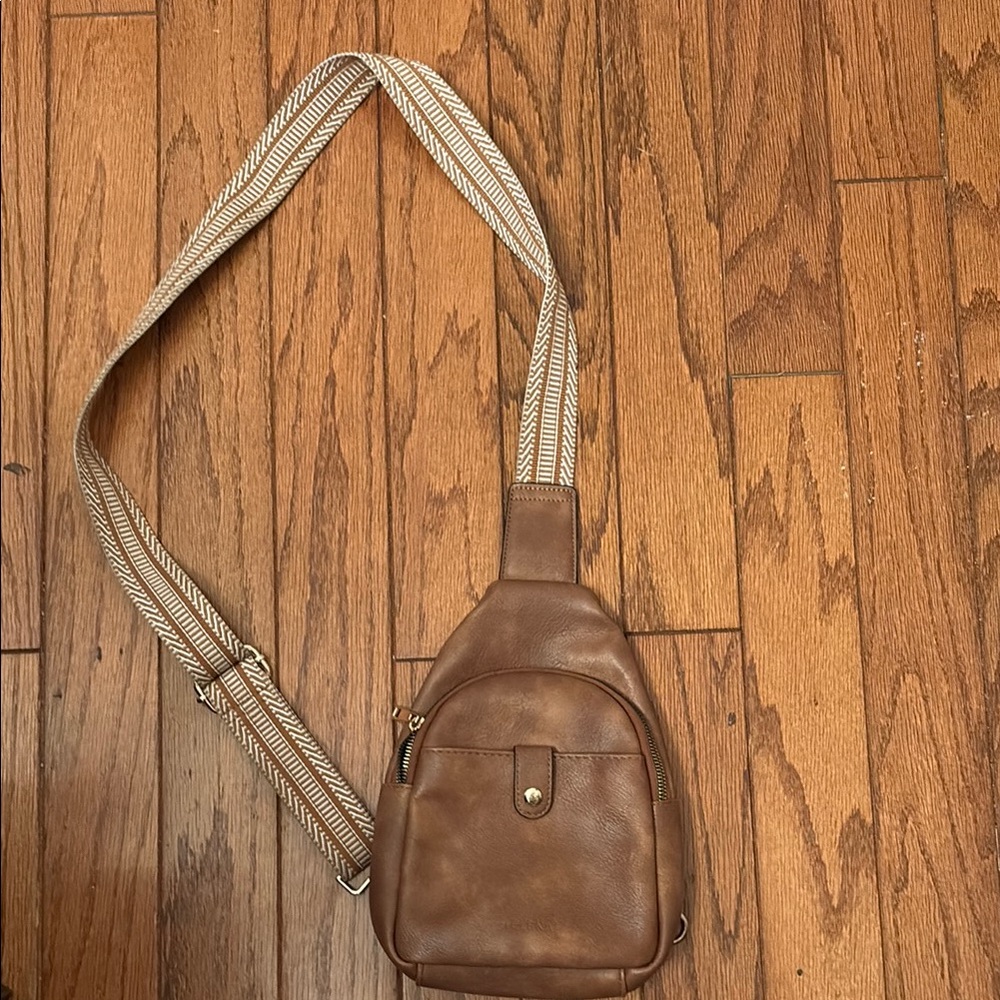 Compact Brown Leather Crossbody Bag with Adjustable Strap